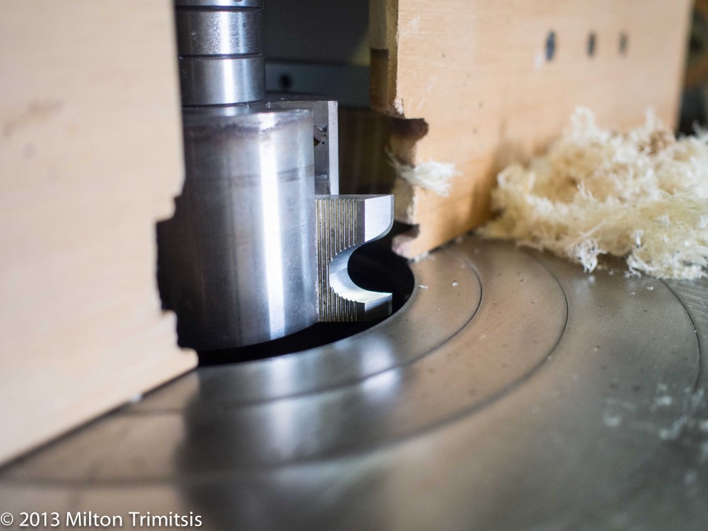 Back band molding knives in a corrugated molding head on an SCMi shaper